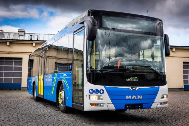 Autobus společnosti Arriva v barvách Plzeňského kraje | foto: Martin Polívka,  MAFRA / Profimedia