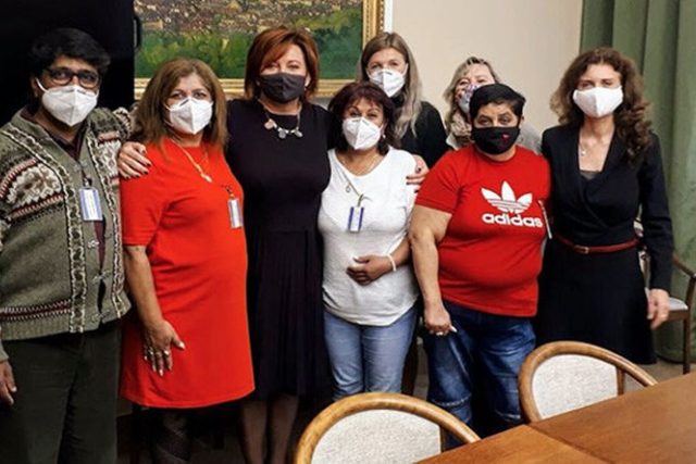 Ministryně financí Alena Schillerová  (ANO) se 13. 10. 2020 setkala na půdě ministerstva s romskými ženami,  které byly nezákonně sterilizované a dlouhodobě bojují za odškodnění | foto: kancelář ombudsmana