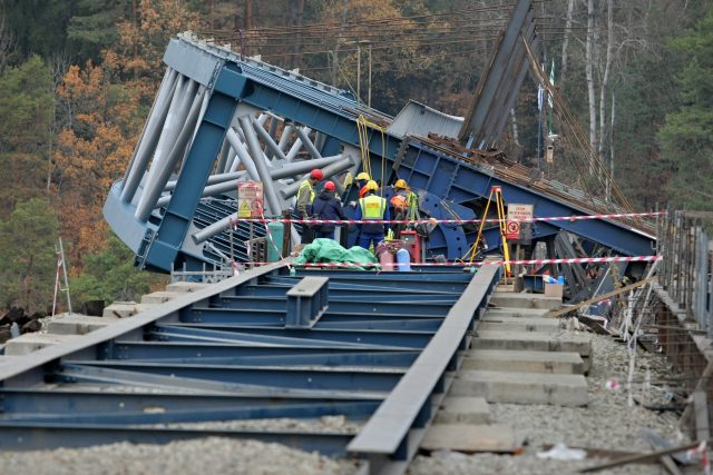 Na přehradě Hracholusky u Pňovan pokračuje výměna železničního mostu. Ilustrační foto | foto: Martin Polívka / MAFRA / Profimedia