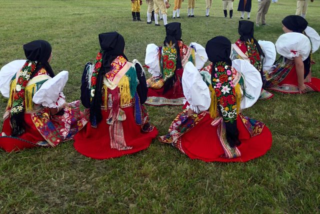 Chodské kroje s vyšívanými šátky z dolního Chodska | foto: Chodský soubor Mrákov