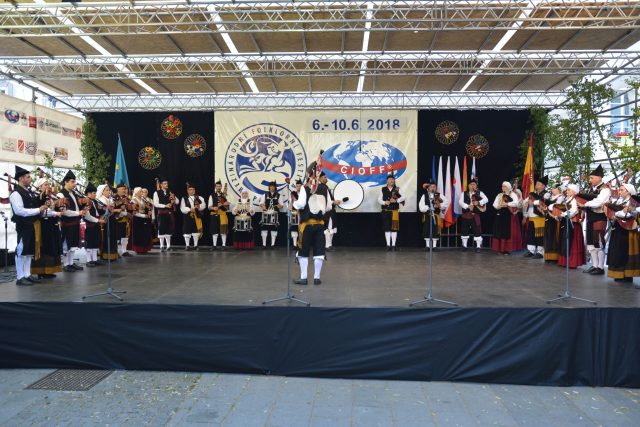Banda de Gaitas Avante Cuideiru - El Carbayon z Asturie  (Španělsko) | foto: Roman Tříska ,  archiv MFF CIOFF PLZEŇ