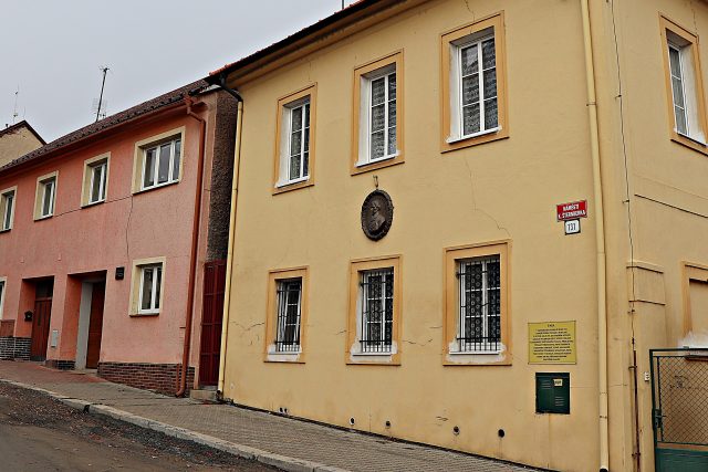 Dům,  kde léčila Božena Kamenická  (růžový) a vedle radnická fara spjatá s A. J. Puchmajerem | foto: Jaroslav Kreisinger