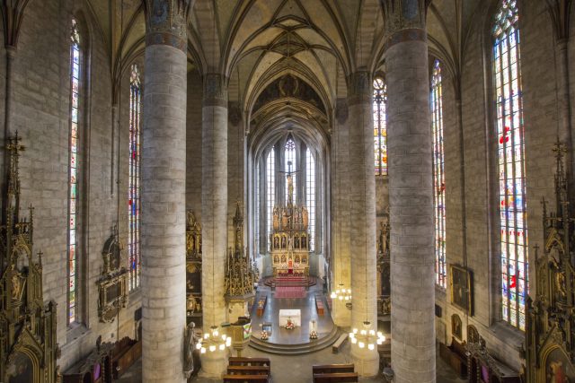 Slavnostní bohoslužba bude jednou z posledních příležitostí navštívit katedrálu,  protože od 1. 6. bude kvůli opravám dlouhodobě uzavřena | foto: ČTK