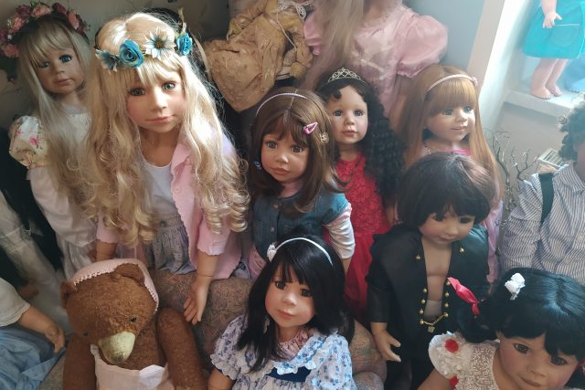 Děti se mohou s panenkami vyfotografovat | foto: Kateřina Dobrovolná,  Český rozhlas