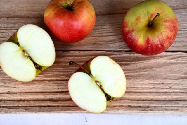 Na křížaly jablka krájíme i se slupkou,  když je pěkná | foto: Jolana Nováková,  Český rozhlas