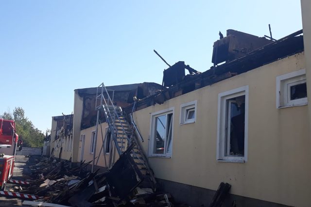 Torzo ubytovny,  kterou v úterý v Plzni zničil požár. | foto: Petr Poncar,  Hasičský záchranný sbor Plzeňského kraje